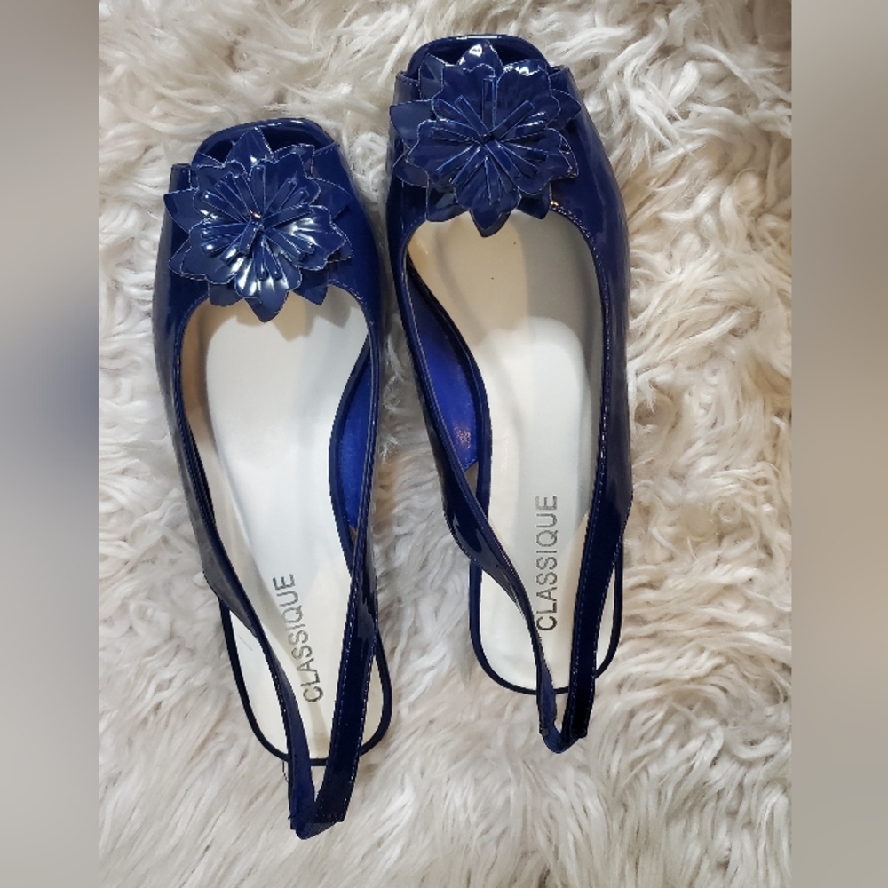 BRAND NEW Classique small wedge size 7.5 medium